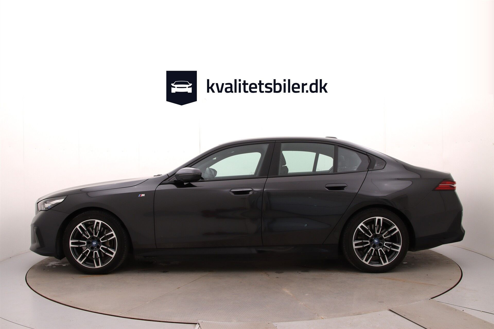 Grå BMW i5 fra 2024