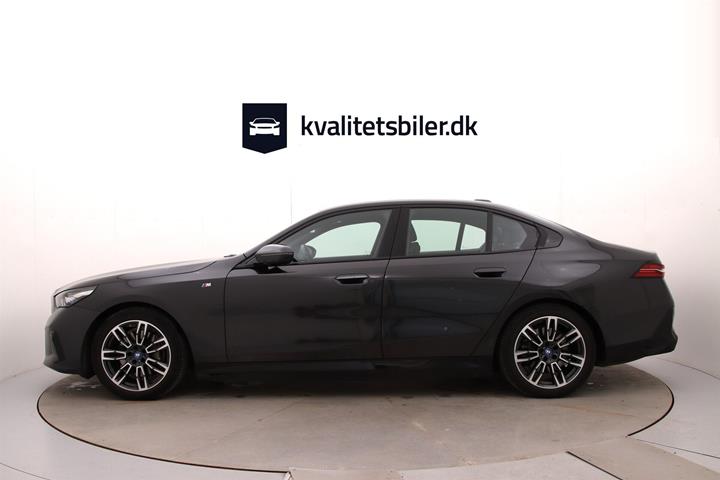 Grå BMW i5 fra 2024