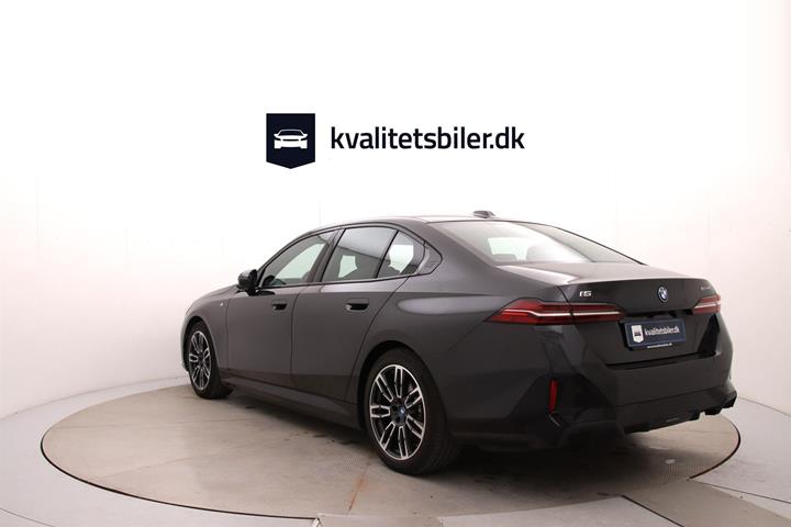 Grå BMW i5 fra 2024