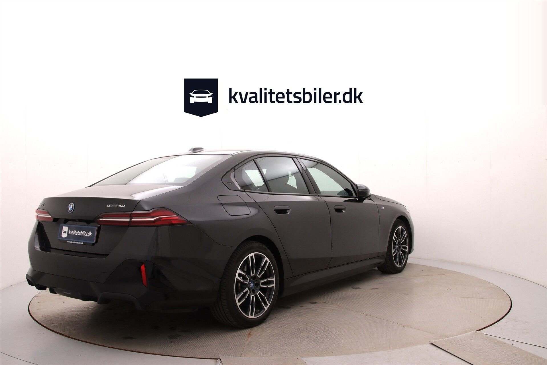 Grå BMW i5 fra 2024