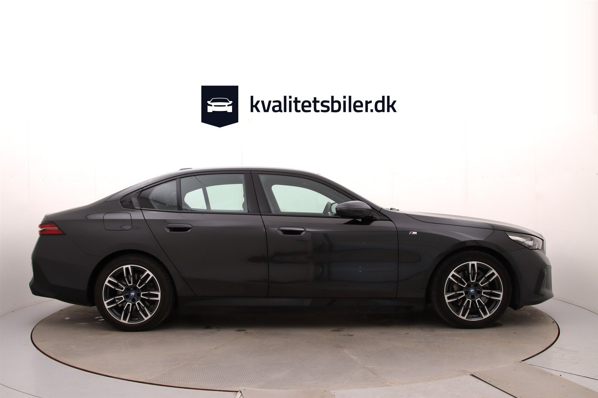 Grå BMW i5 fra 2024