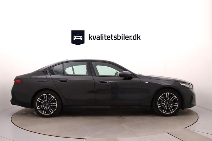 Grå BMW i5 fra 2024