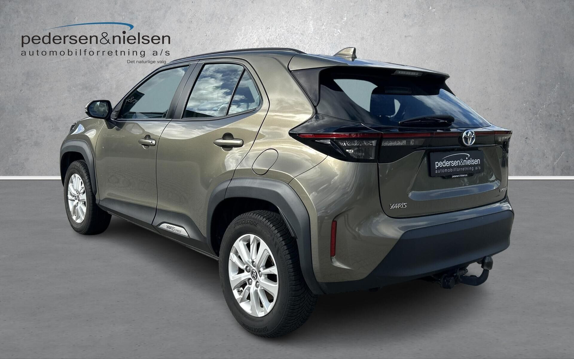 Grå Toyota Yaris Cross fra 2023