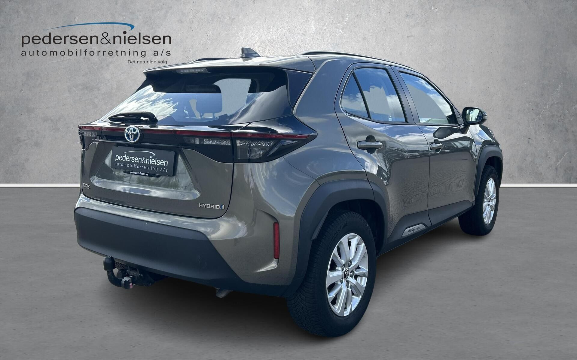 Grå Toyota Yaris Cross fra 2023