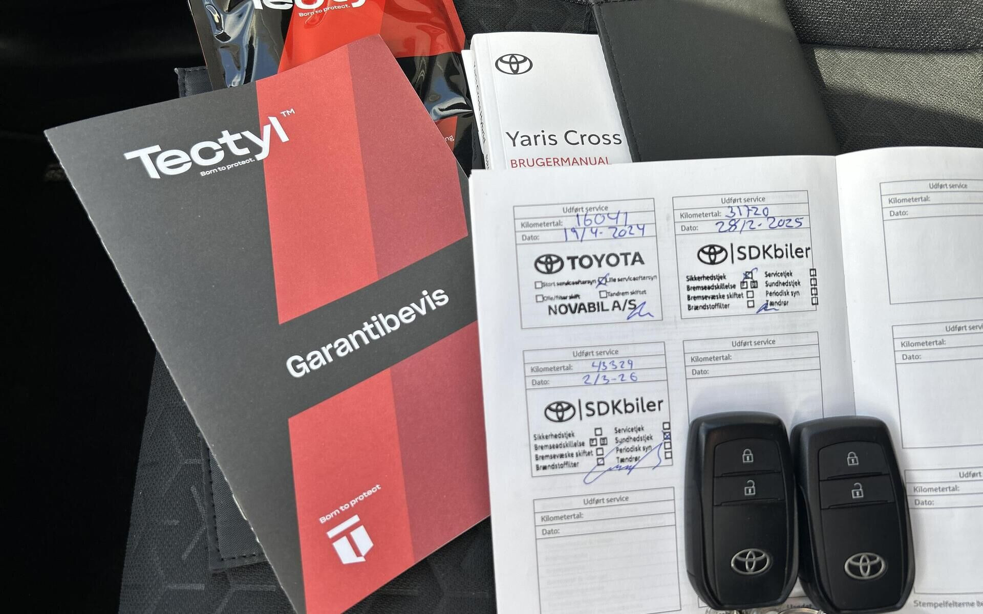 Grå Toyota Yaris Cross fra 2023