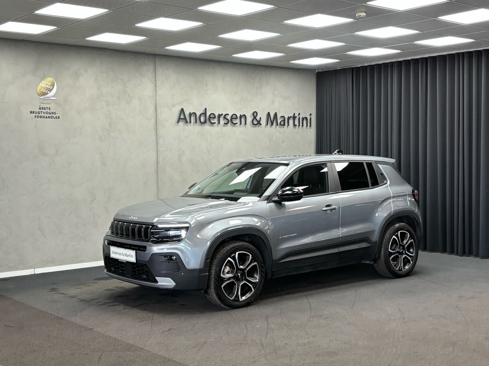Grå Jeep Avenger fra 2025