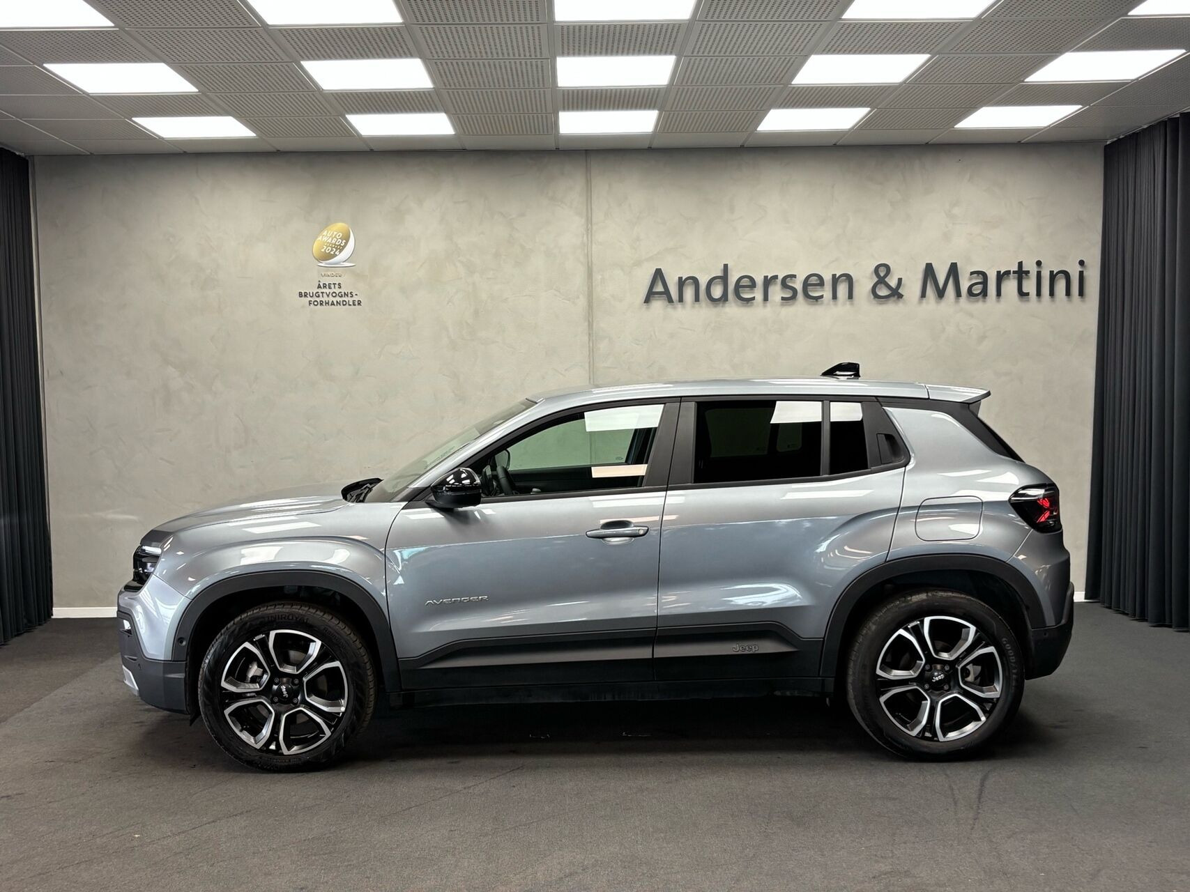 Grå Jeep Avenger fra 2025