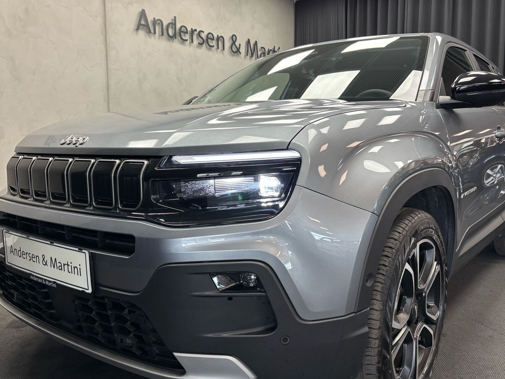 Grå Jeep Avenger fra 2025