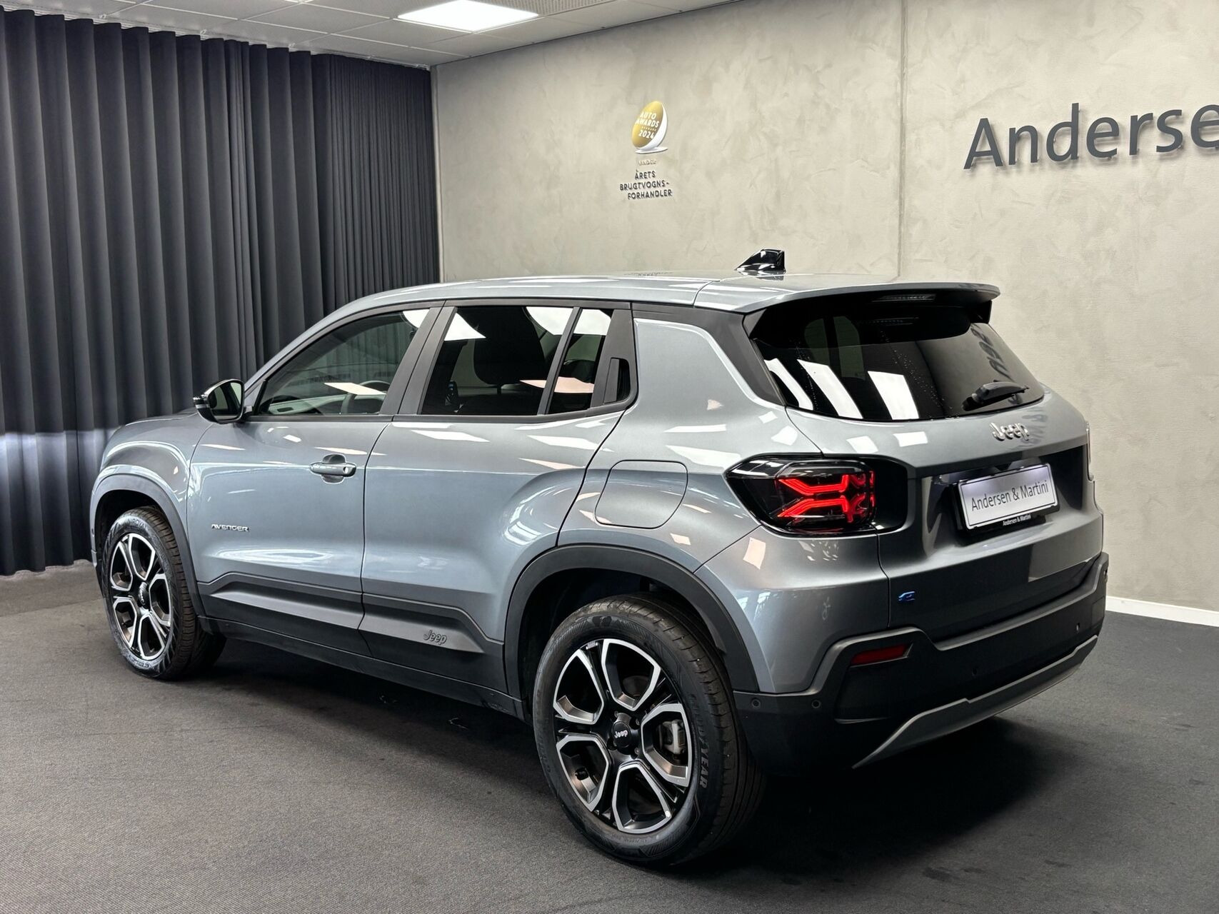 Grå Jeep Avenger fra 2025