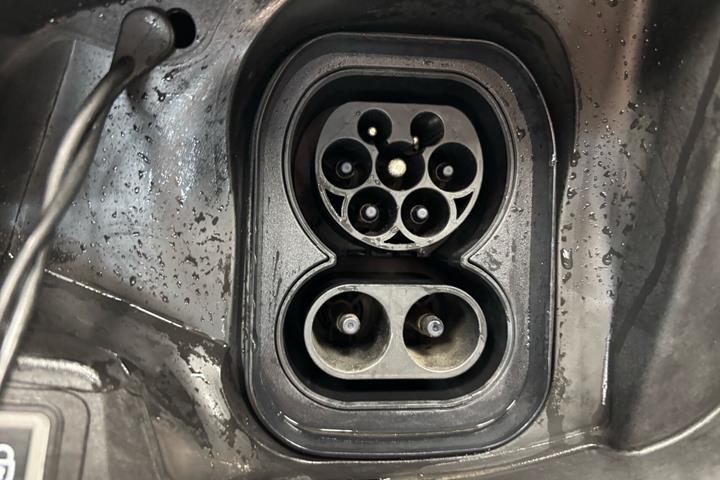 Grå Jeep Avenger fra 2025