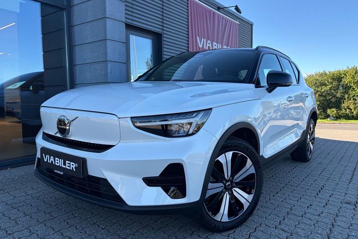 Hvid Volvo XC40 fra 2023 set udefra
