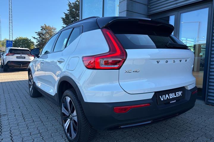Hvid Volvo XC40 fra 2023