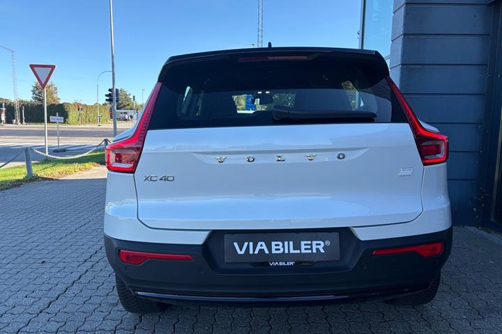 Hvid Volvo XC40 fra 2023