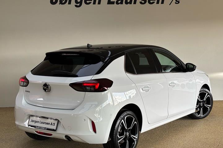 Hvid Opel Corsa fra 2022