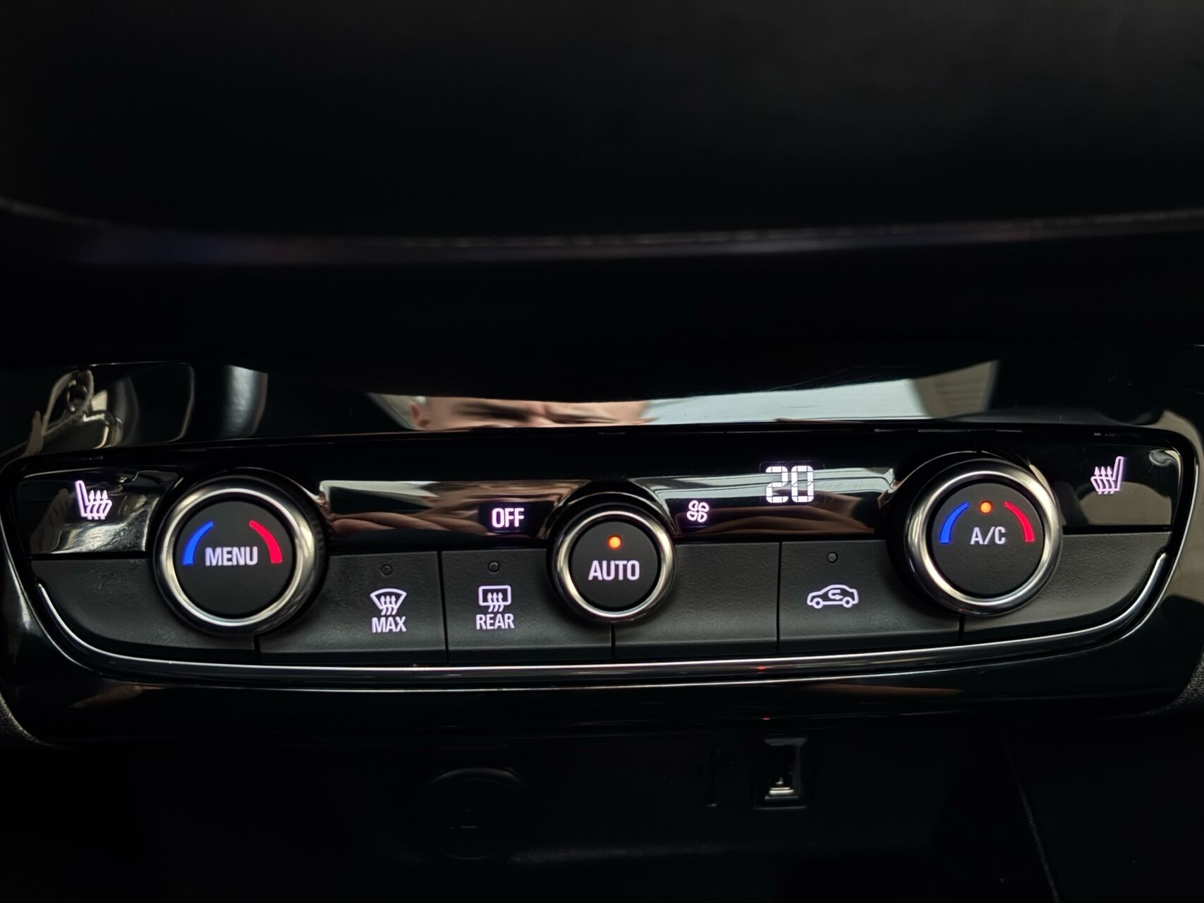 Hvid Opel Corsa fra 2022