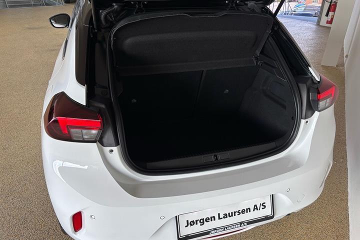 Hvid Opel Corsa fra 2022
