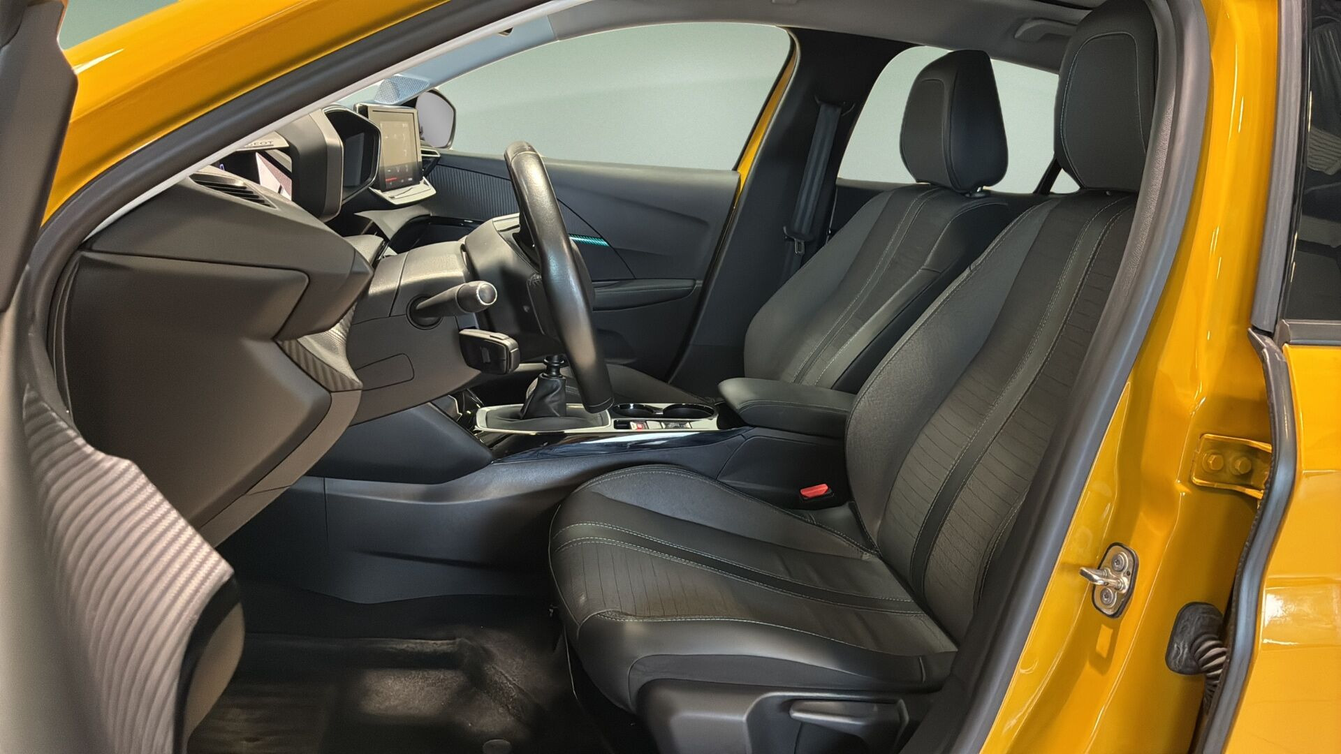 Gul Peugeot 208 fra 2020