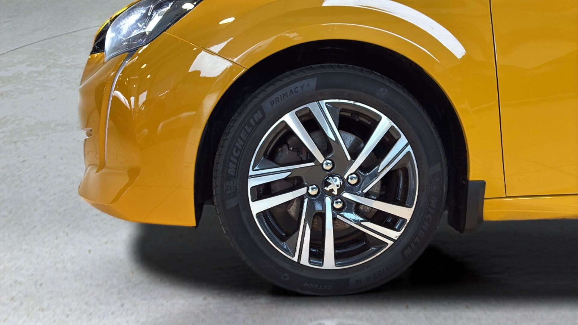 Gul Peugeot 208 fra 2020