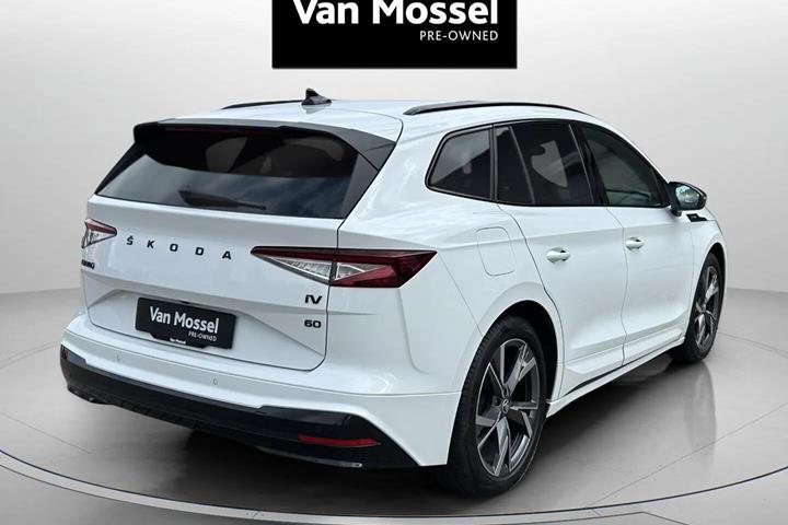 Hvid Skoda Enyaq fra 2023