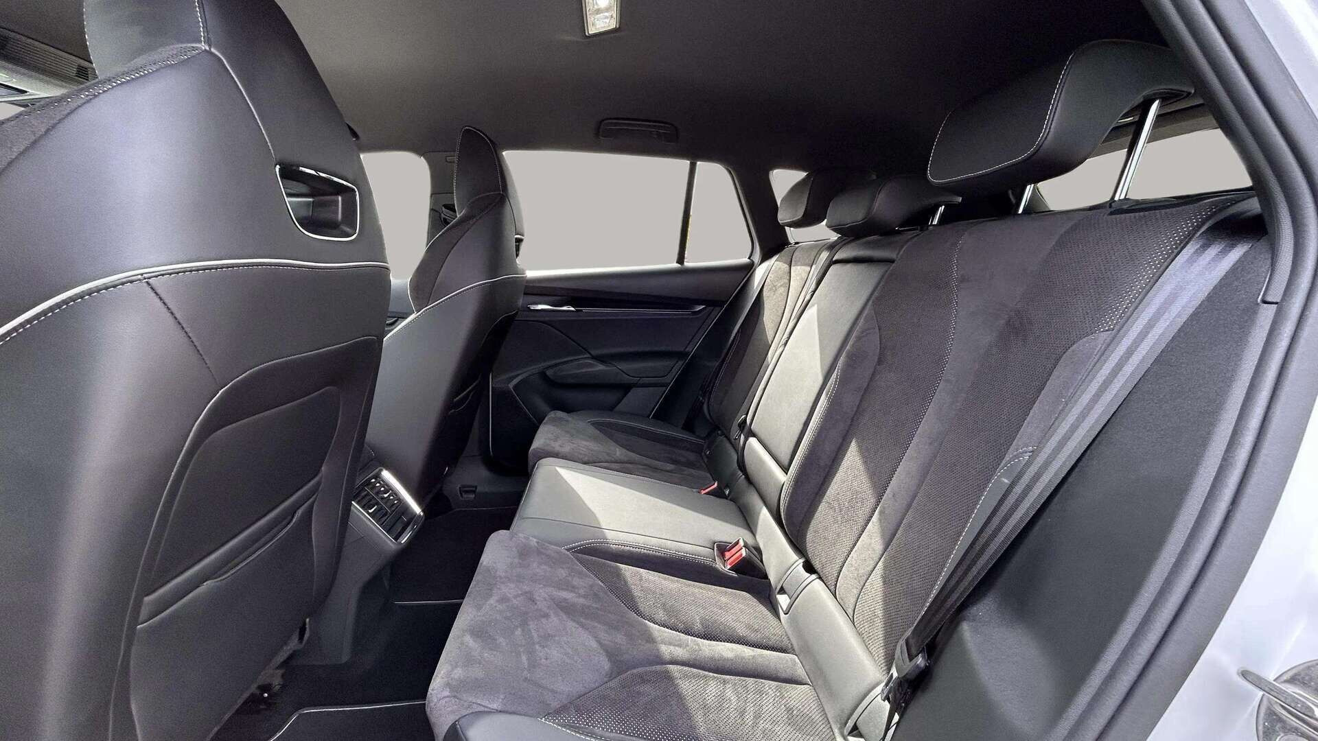 Hvid Skoda Enyaq fra 2023