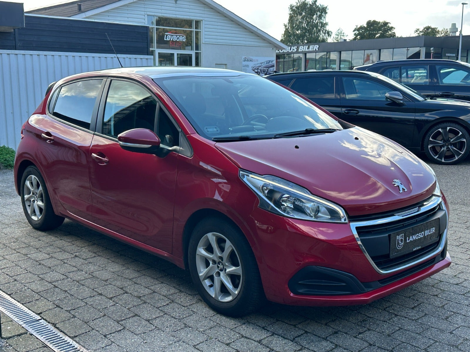 Rød Peugeot 208 fra 2016