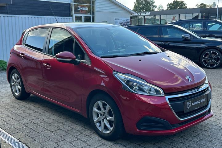 Rød Peugeot 208 fra 2016