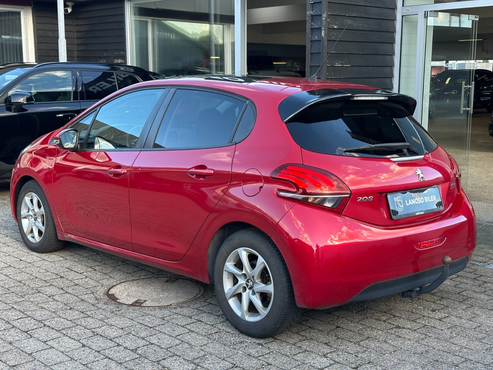 Rød Peugeot 208 fra 2016