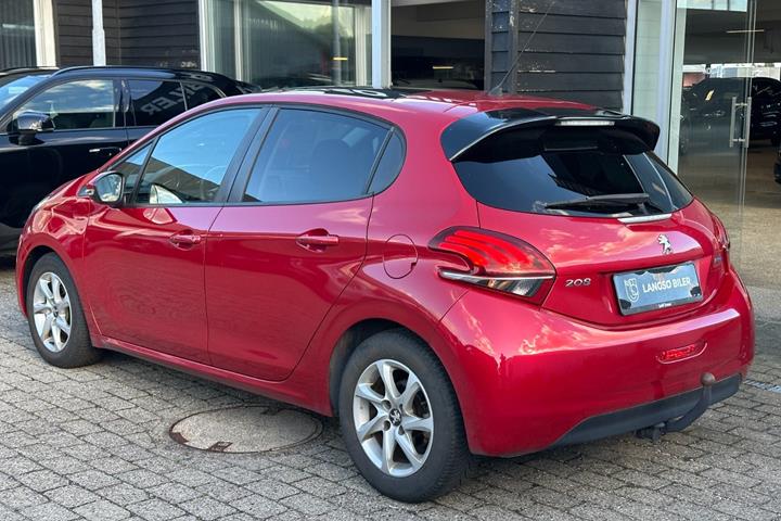 Rød Peugeot 208 fra 2016