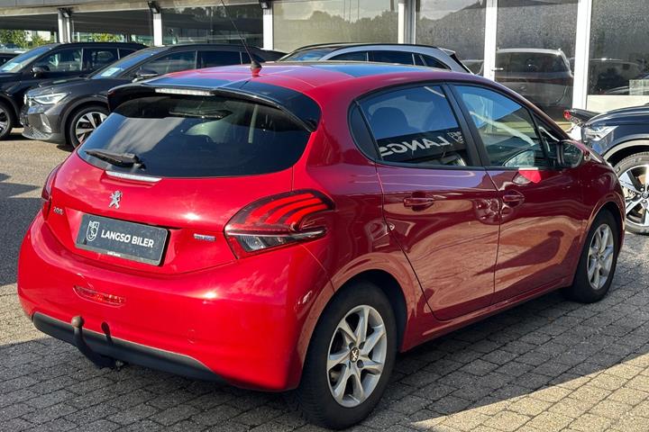 Rød Peugeot 208 fra 2016
