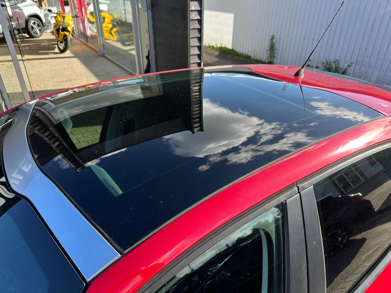 Rød Peugeot 208 fra 2016