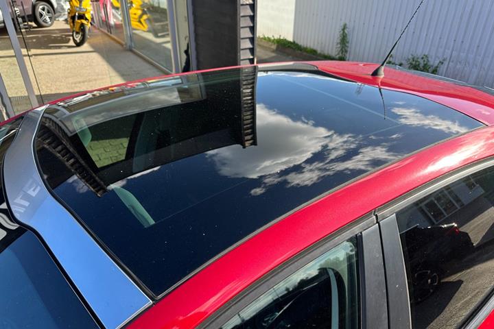 Rød Peugeot 208 fra 2016