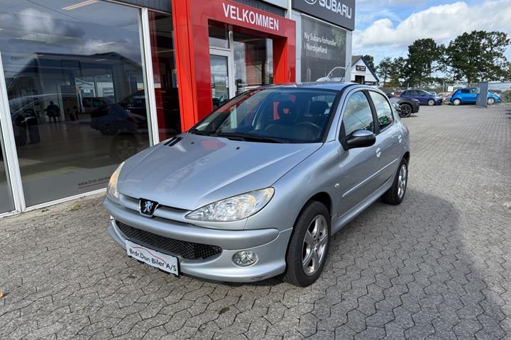 Sølv Peugeot 206 fra 2007 set udefra