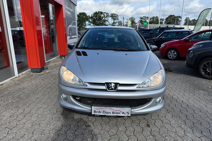 Sølv Peugeot 206 fra 2007