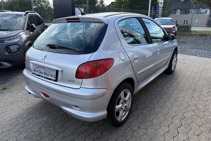 Sølv Peugeot 206 fra 2007