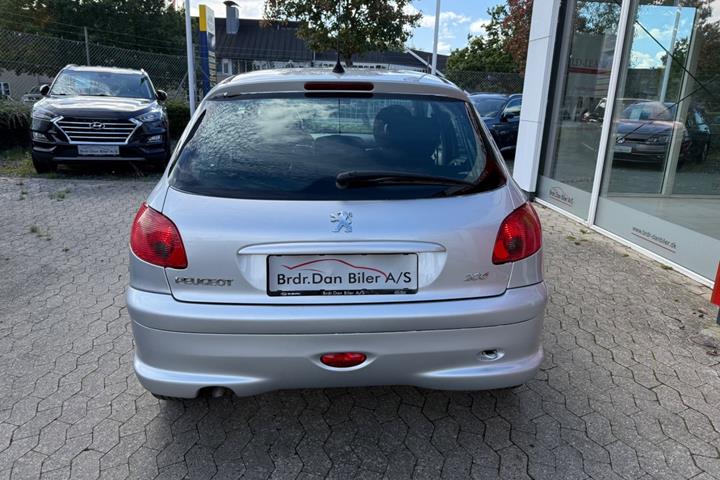 Sølv Peugeot 206 fra 2007