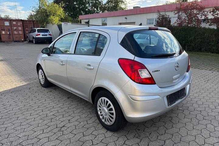 Rød Opel Corsa fra 2009