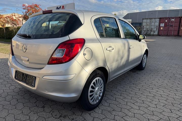 Rød Opel Corsa fra 2009