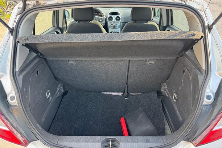 Rød Opel Corsa fra 2009