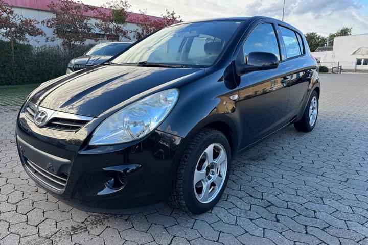 Rød Hyundai i20 fra 2009