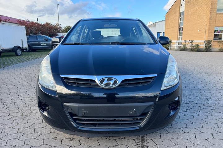 Rød Hyundai i20 fra 2009
