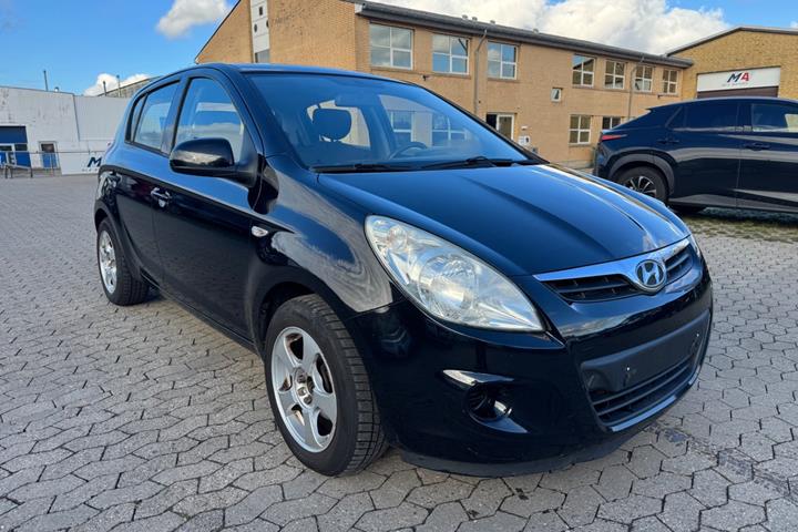 Rød Hyundai i20 fra 2009