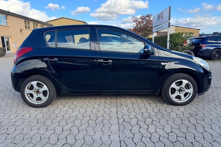 Rød Hyundai i20 fra 2009
