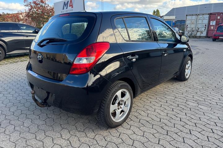 Rød Hyundai i20 fra 2009