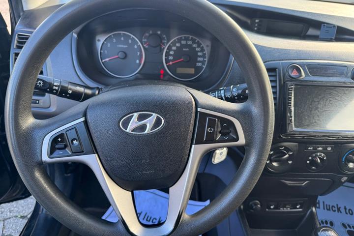 Rød Hyundai i20 fra 2009
