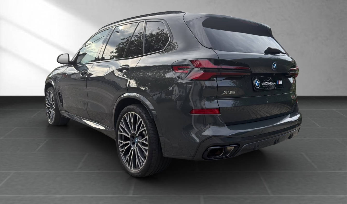Grå BMW X5 fra 2023