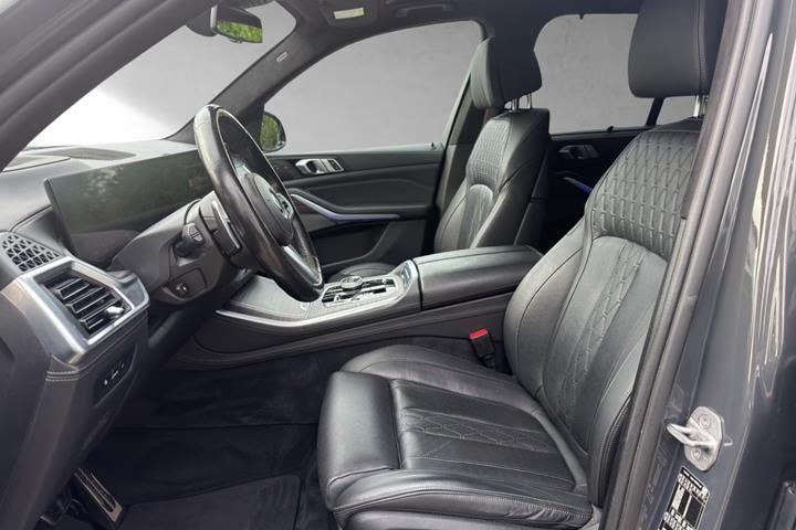 Grå BMW X5 fra 2023