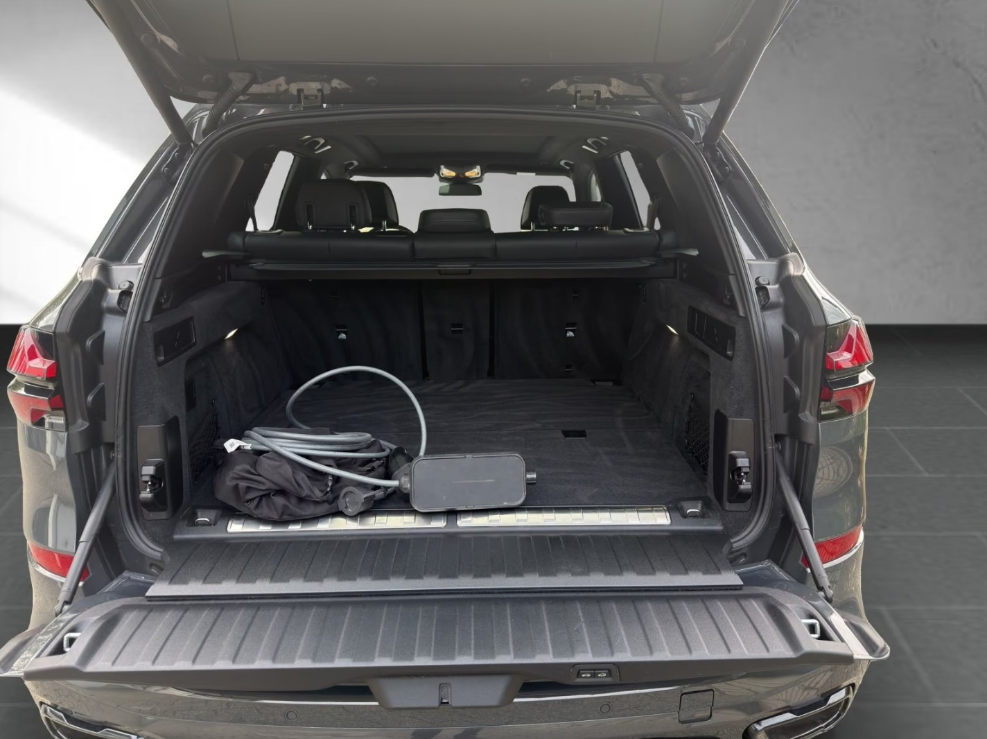 Grå BMW X5 fra 2023