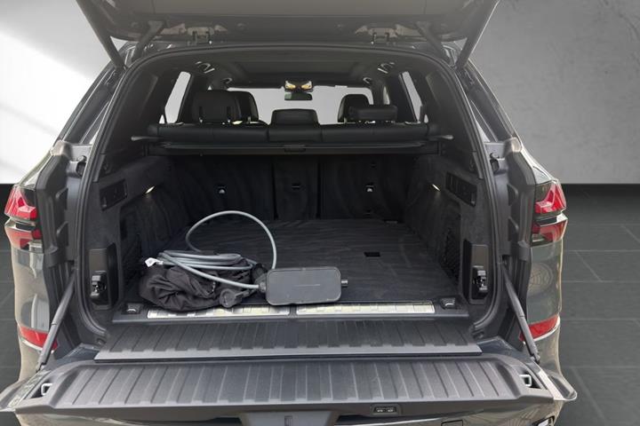 Grå BMW X5 fra 2023