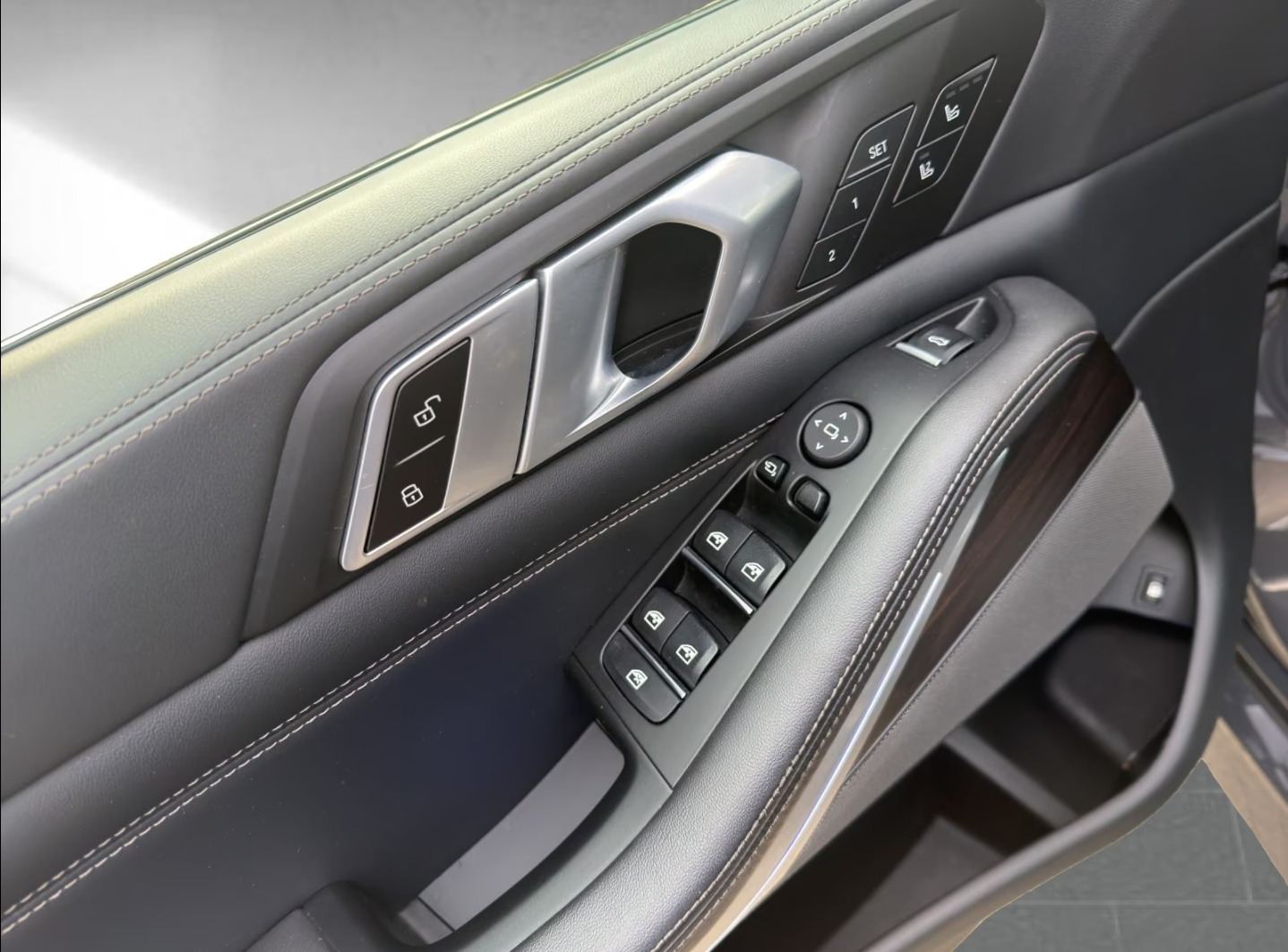 Grå BMW X5 fra 2023