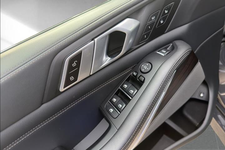 Grå BMW X5 fra 2023